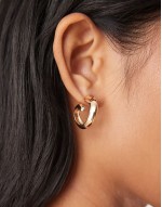hoop earrings in curly design in gold tone